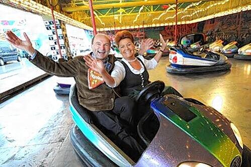 Wirt Sepp Krätz und Tourismuschefin Gabriele Weißhäupl können schon jubeln: Am ersten Abend ist das Mini-Hippodrom auf dem Frühlingsfest ausverkauft.