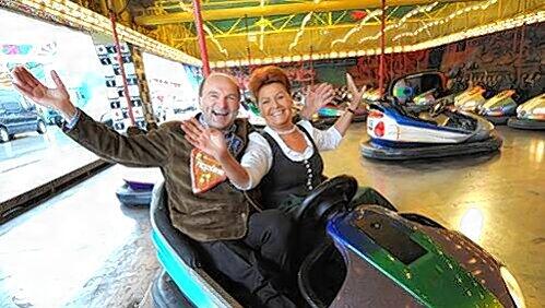Wirt Sepp Krätz und Tourismuschefin Gabriele Weißhäupl können schon jubeln: Am ersten Abend ist das Mini-Hippodrom auf dem Frühlingsfest ausverkauft. Wirt Sepp Krätz und Tourismuschefin Gabriele Weißhäupl können schon jubeln: Am ersten Abend ist das Mini-Hippodrom auf dem Frühlingsfest ausverkauft.