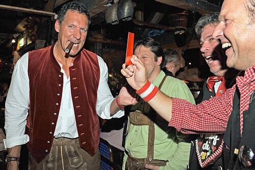 ...kommt prompt: Die Rote Karte von seinen Party-Kollegen. Rauchen im Zelt geht halt mal gar nicht!