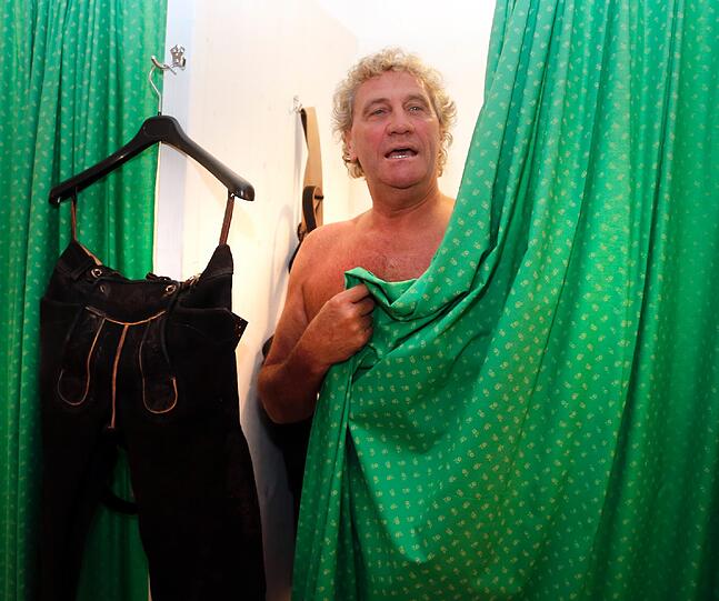 Ned schaung! Jean-Marie Pfaff wird nach 30 Jahren wieder neu in Tracht eingekleidet.