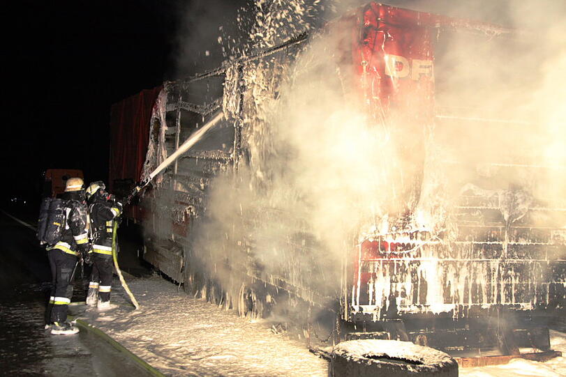 Auf der A94 steht ein Lkw in Flammen: Die Bilder vom Feuerwehreinsatz.