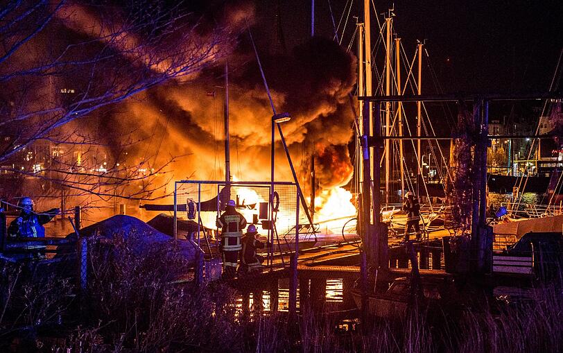 Im Hafen von Flensburg stehen Schiffe in Flammen. Schuld an dem Feuer war ein 16-jähriger Brandstifter.