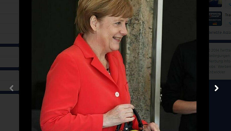 Angela Merkel und ihre Schlandtasche Angela Merkel und ihre Schlandtasche