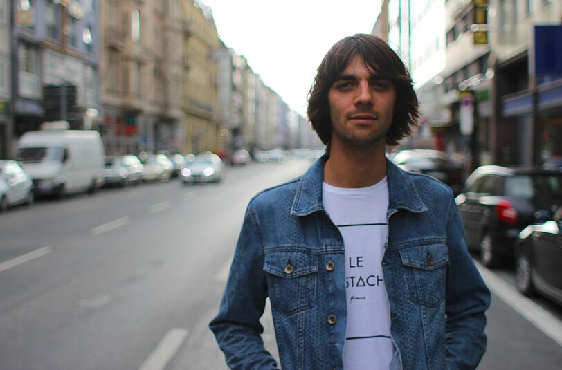 Singt und spielt schön, schaut gut aus &ndash; und bietet auch noch viel Tiefsinn in seinen Texten: der Songwriter Max von Milland.