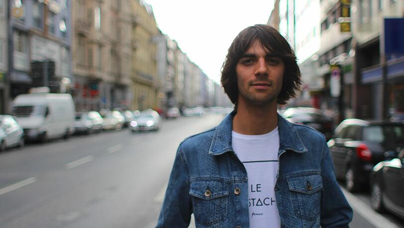 Singt und spielt schön, schaut gut aus – und bietet auch noch viel Tiefsinn in seinen Texten: der Songwriter Max von Milland. Singt und spielt schön, schaut gut aus – und bietet auch noch viel Tiefsinn in seinen Texten: der Songwriter Max von Milland.