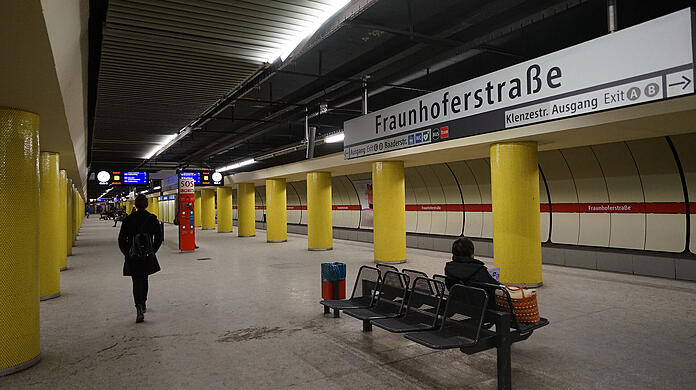 An der U-Bahnstation Fraunhoferstraße soll ein 55-jähriger Mann eine Schülerin genötigt haben. (Symbolbild)