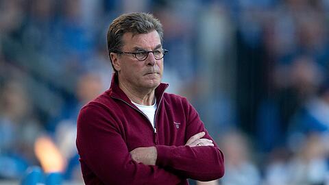 Nürnbergs Trainer Dieter Hecking steht am Spielfeldrand.