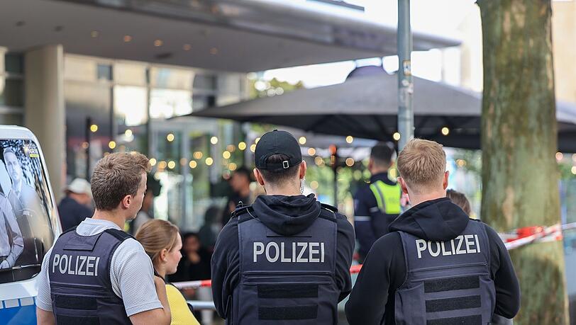Mitten in der belebten Essener Innenstadt haben maskierte Männer einen Häftling befreit, der in eine Arztpraxis gebracht werden sollte. Mitten in der belebten Essener Innenstadt haben maskierte Männer einen Häftling befreit, der in eine Arztpraxis gebracht werden sollte.