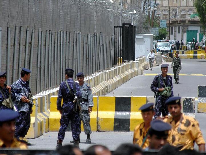 Jemenitische Sicherheitskräfte an einer Straßensperre vor einer Botschaft in Sanaa. (Archivbild)