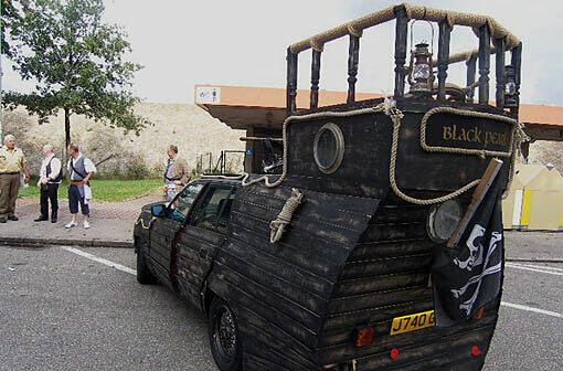 Wurde kurzzeitig von der Polizei "geentert", durfte dann ihre Fahrt aber weiterführen: Die "Black Pearl", ein zum Schiff ummontiertes Auto, das die Polizei auf der A8 bei Holzkirchen aufhielt.