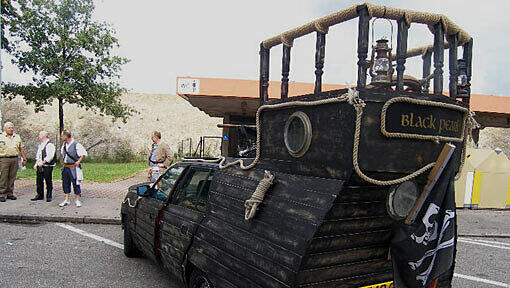 Wurde kurzzeitig von der Polizei "geentert", durfte dann ihre Fahrt aber weiterführen: Die "Black Pearl", ein zum Schiff ummontiertes Auto, das die Polizei auf der A8 bei Holzkirchen aufhielt. Wurde kurzzeitig von der Polizei "geentert", durfte dann ihre Fahrt aber weiterführen: Die "Black Pearl", ein zum Schiff ummontiertes Auto, das die Polizei auf der A8 bei Holzkirchen aufhielt.