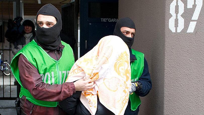 Ein mutmaßlicher IS-Unterstützer aus Algerien wird abgeführt. Ein mutmaßlicher IS-Unterstützer aus Algerien wird abgeführt.