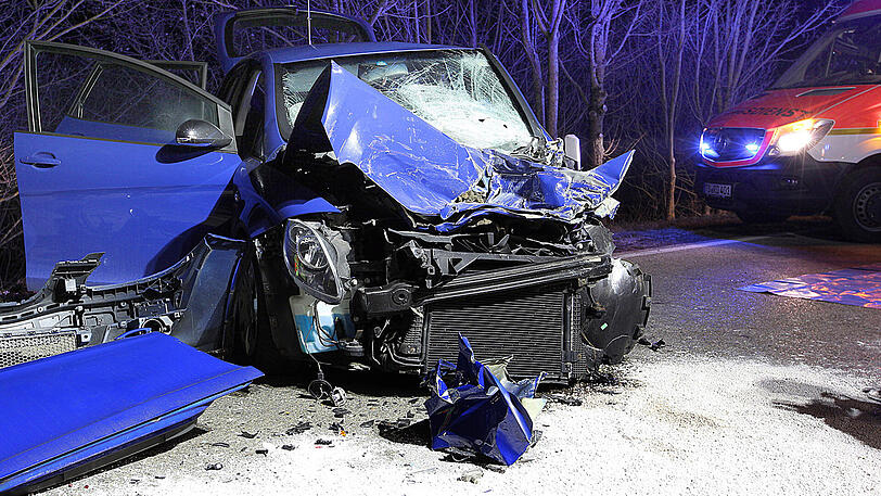 Schwerer Verkehrsunfall mit einer eingeklemmten Person bei Aiging.