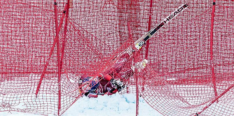 Beim Rennen erwischte es dann auch die ganz großen Ski-Stars. Ebenfalls nach der Hausbergkante warf die Streif Aksel Lund Svindal ab.