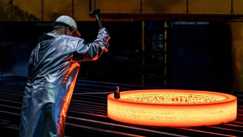 Nach der geplatzen Stahlfusion plant Thyssenkrupp die Streichung von 6000 Stellen, 4000 davon in Deutschland. Nach der geplatzen Stahlfusion plant Thyssenkrupp die Streichung von 6000 Stellen, 4000 davon in Deutschland.
