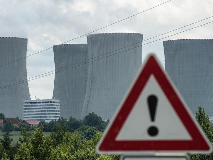 Ein Hinweisschild, aufgenommen vor den Kühltürmen des Atomkraftwerkes Temelin. Foto: Armin Weigel/dpa/Archivbild