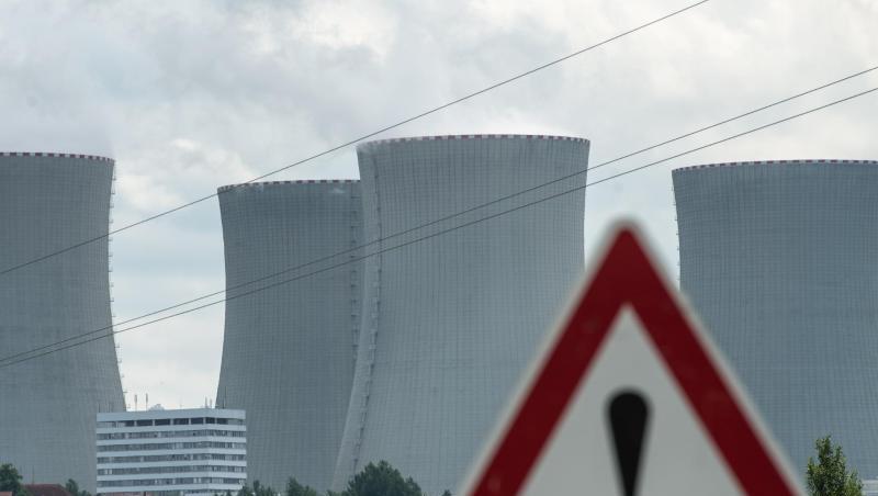 Ein Hinweisschild, aufgenommen vor den Kühltürmen des Atomkraftwerkes Temelin. Foto: Armin Weigel/dpa/Archivbild Ein Hinweisschild, aufgenommen vor den Kühltürmen des Atomkraftwerkes Temelin. Foto: Armin Weigel/dpa/Archivbild