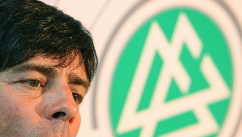 Mit Respekt in die WM-Qualifikation: Bundestrainer Joachim Löw (l.) und seine Mannschaft haben eher leichte Gegner in der Gruppe. Mit Respekt in die WM-Qualifikation: Bundestrainer Joachim Löw (l.) und seine Mannschaft haben eher leichte Gegner in der Gruppe.