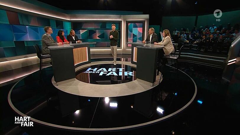 Bei "Hart aber fair" diskutierten über das Für und Wider der Aufrüstung: Oberst André Wüstner, Serap Güler (CDU), Anton Hofreiter (Grüne), Moderator Louis Klamroth, Jan van Aken (Linkspartei) und Jessica Rosenthal (SPD, von links). Bei "Hart aber fair" diskutierten über das Für und Wider der Aufrüstung: Oberst André Wüstner, Serap Güler (CDU), Anton Hofreiter (Grüne), Moderator Louis Klamroth, Jan van Aken (Linkspartei) und Jessica Rosenthal (SPD, von links).