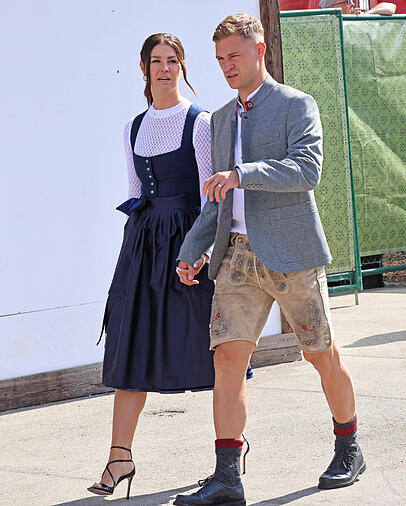 Joshua Kimmich und seine Lina: Die beiden treffen einfach voll ins Trachten-Tor. Lina ist eh immer stillvoll auf der Wiesn unterwegs. Und Joshua macht auch die perfekte Trachtenfigur. Bei seinen strammen Wadeln fände ich handgestrickte Loferl noch das I-Tüpfelchen zum Gwand. Joshua Kimmich und seine Lina: Die beiden treffen einfach voll ins Trachten-Tor. Lina ist eh immer stillvoll auf der Wiesn unterwegs. Und Joshua macht auch die perfekte Trachtenfigur. Bei seinen strammen Wadeln fände ich handgestrickte Loferl noch das I-Tüpfelchen zum Gwand.