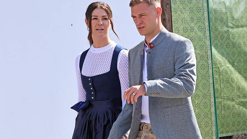 Joshua Kimmich und seine Lina: Die beiden treffen einfach voll ins Trachten-Tor. Lina ist eh immer stillvoll auf der Wiesn unterwegs. Und Joshua macht auch die perfekte Trachtenfigur. Bei seinen strammen Wadeln fände ich handgestrickte Loferl noch das I-Tüpfelchen zum Gwand. Joshua Kimmich und seine Lina: Die beiden treffen einfach voll ins Trachten-Tor. Lina ist eh immer stillvoll auf der Wiesn unterwegs. Und Joshua macht auch die perfekte Trachtenfigur. Bei seinen strammen Wadeln fände ich handgestrickte Loferl noch das I-Tüpfelchen zum Gwand.