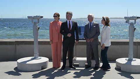 Königin Mary, König Frederik X., König Carl XVI. Gustaf und Königin Silvia bei der Jubiläumsfeier für die Öresundbrücke.