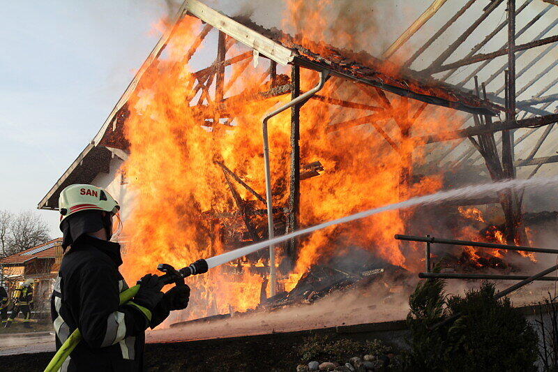Am Nachmittag wurde die Feuerwehr zu einem Brand eines Bauernhofes mitten in St. Leonhard, Gemeinde Wonneberg gerufen. Bei dem Brand wurden drei Personen verletzt. Da das Löschwasser knapp war, mussten Leitungen über einen Kilometer lang verlegt werden.