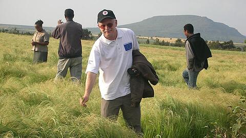 Christoph Müller (links) steht in einem Teff-Feld. Das Saatgut hat der Dürre widerstanden.