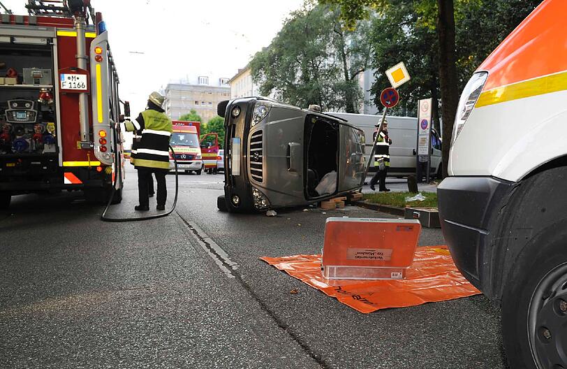 Arcisstraße: 
Zwei Pkw kollidieren im Kreuzungsbereich zur Zieblandstraße. Dabei stürzt ein Fahrzeug um und bleibt auf der Fahrerseite liegen. Zur Befreiung des Fahrers entfernt die Feuerwehr die Windschutzscheibe. Der Mann wird leicht verletzt. Im Fahrzeug des Unfallgegners werden zwei Personen mittelschwer verletzt.