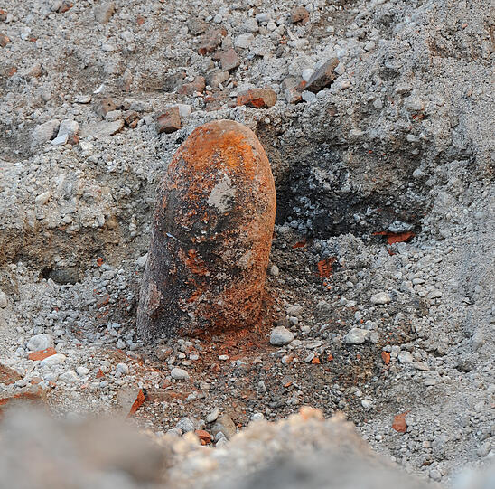 Gefärhliche Bombe: Auch OB Ude ist vor Ort und über den Fund besorgt.