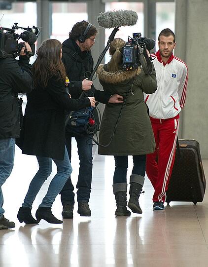 Überschattet von den Eheproblemen reist Rafael van der Vaart mit dem HSV ins Trainingslager