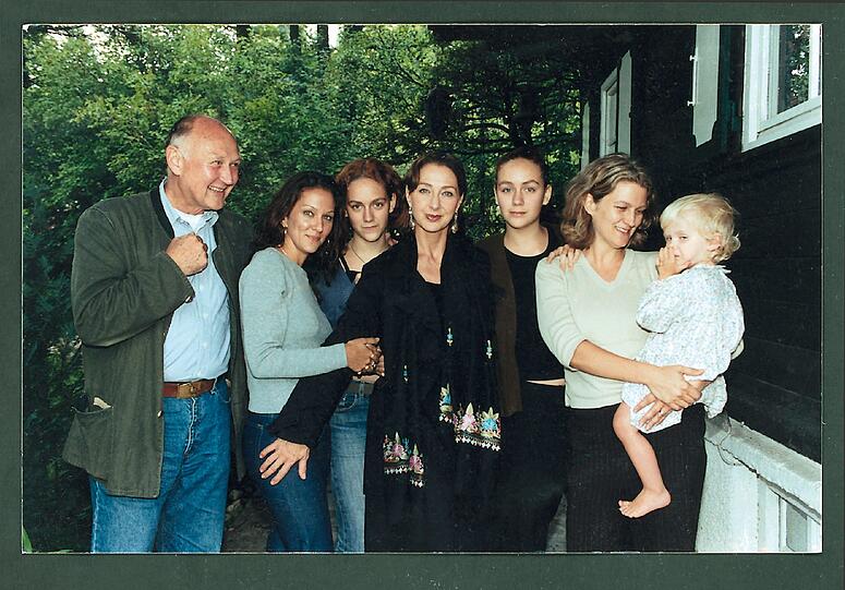 Der Kaufmann-Curtis-Clan: Christine Kaufmann mit ihrem Bruder Hans-Günther, den Töchtern Allegra
(2. v. l.) und Alexandra (r.) und drei ihrer vier Enkelkinder kurz nach dem Tod ihrer Mutter.