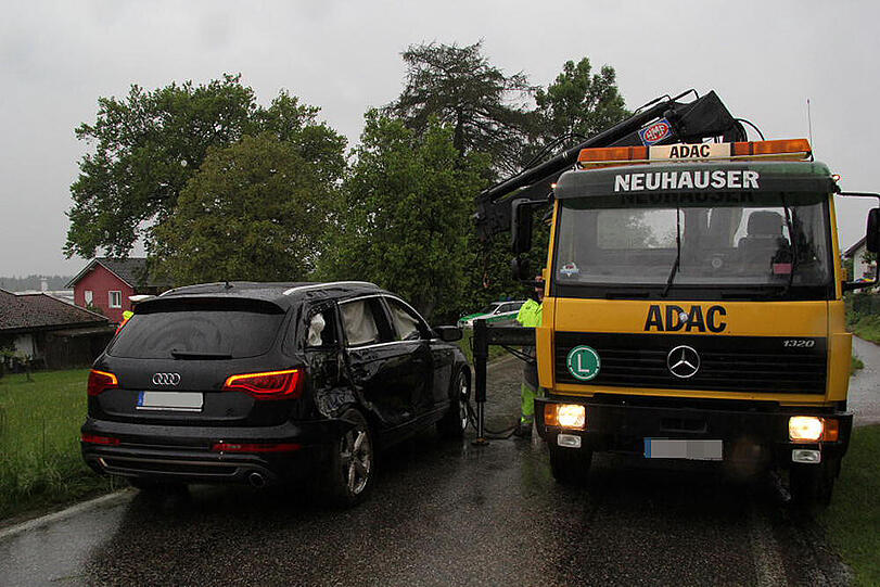 Einsatzkräfte an der Unfallstelle. An dem Audi ist ein Sachschaden von 35.000 Euro entstanden und der Fahrer ist seinen Führerschein erstmal los.