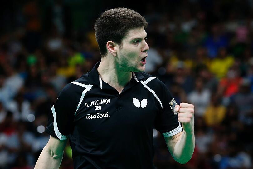 Die Tischtennis-Spieler sind die Meister Proper des Sports: Ständig wischen sie mit dem Handtuch und der Hand über den Tisch. Weil schon ein einziger Schweißtropfen die Flugbahn des Balles verändern könnte. Und weil es einfach ein Ritual ist, das die Konzentration erhöht - und die Nerven beruhigt.