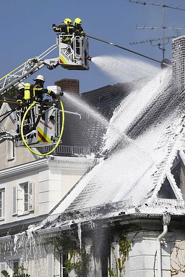 Das Feuer breitete sich vom Obergeschoss unters Dach aus.