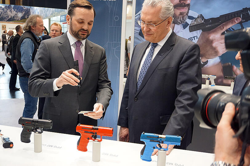 Der bayerische Innenminister Herrmann lässt sich bei Walther eine neue Taschenlampe mit Stroboskop-Blendeffekt und Speziallicht zur Erkenung von gefälschten Ausweisen demonstrieren.