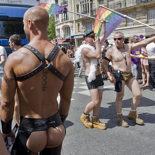 "Besucher, die in entsprechendem Fetish-Outfit die Messe besuchen möchte, werden gebeten, außerhalb des Geländes Straßenkleidung zu tragen." So freizügig wie diese Herren sollte man also nicht durch Freimann schreiten.