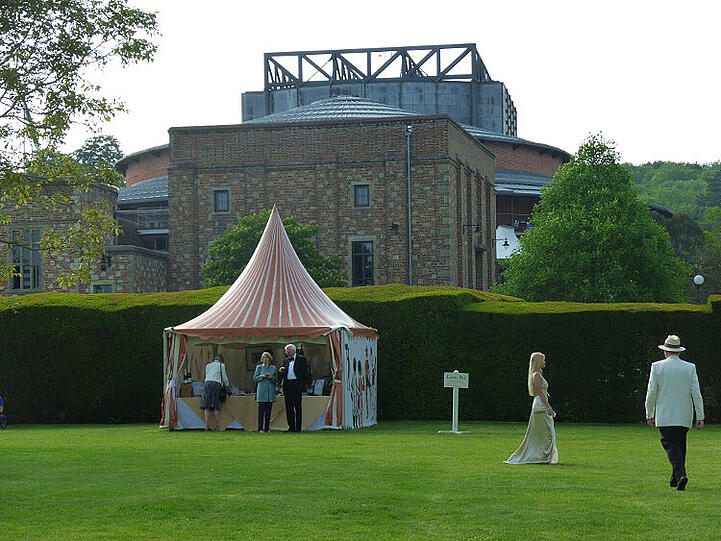Das neue Opernhaus in Glyndebourne, im Vordergrund eine Champagner-Bar auf der großen Wiese.