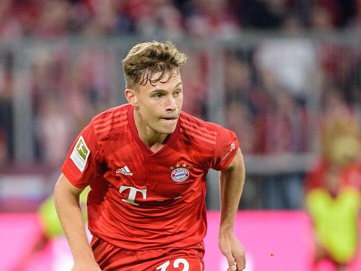 Joshua Kimmich vom FC Bayern München spielt den Ball. Foto: Matthias Balk/Archiv