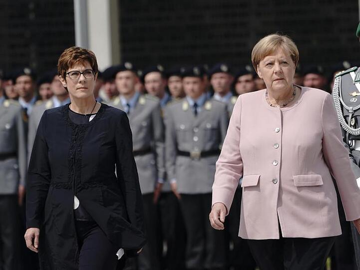 Verteidiungsministerin Annegret Kramp-Karrenbauer und Bundeskanzlerin Angela Merkel bei der Feierstunde in Berlin.