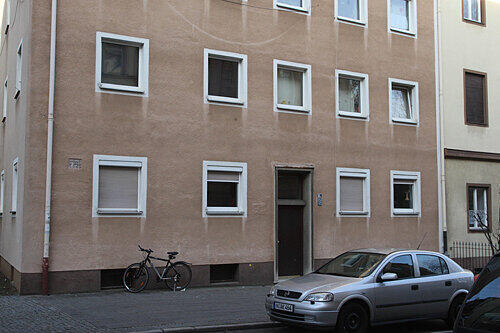 Der Tatort: Der Lehrer und Theatermann Heiner E. (58) hatte in seiner Wohnung im Nürnberger Stadtteil Rosenau den 19-Jährigen des öfteren übernachten lassen.