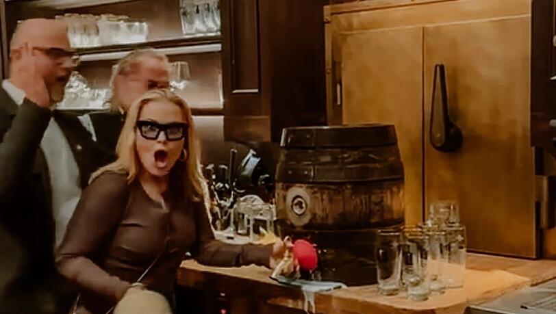 Viel Power und noch mehr Gaudi: Mit nur zwei Schlägen zapft US-Sängerin Anastacia im Haxengrill an.