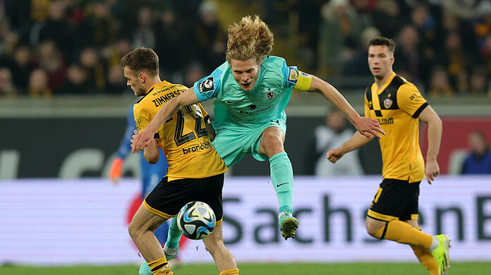 Jesper Verlaat im Duell mit Tom Zimmerschied von Dynamo Dresden.
