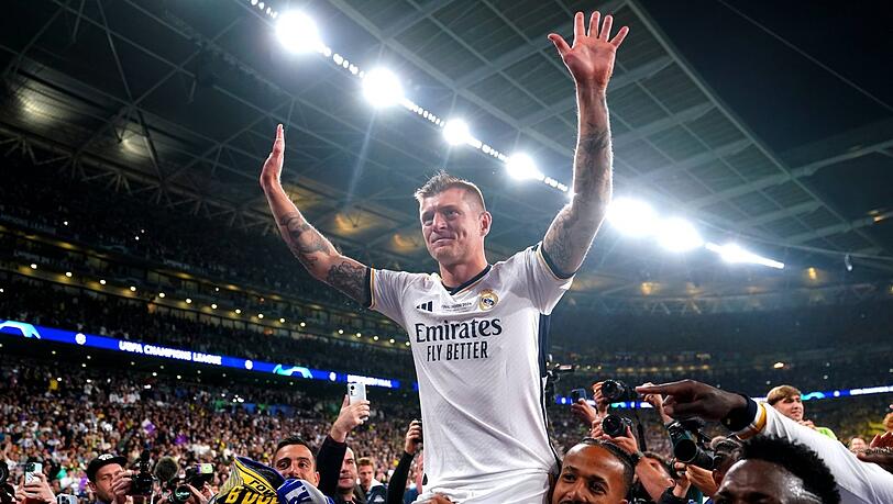 Zum sechsten Mal den Henkelpott gewonnen, zum fünften Mal mit Real Madrid: Toni Kroos lässt sich nach dem Final-Triumph über Dortmund auf den Schultern seiner Kollegen von den Fans feiern. Zum sechsten Mal den Henkelpott gewonnen, zum fünften Mal mit Real Madrid: Toni Kroos lässt sich nach dem Final-Triumph über Dortmund auf den Schultern seiner Kollegen von den Fans feiern.