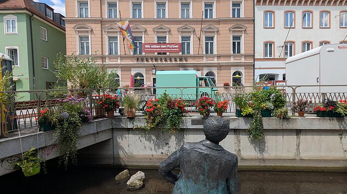 Das Denkmal für den Freisinger Schauspieler Karl Obermayr ("Monaco Franze") schaut direkt auf das historische Gebäude des Furtner rüber. Dort prangt ein großes Plakat: "Wir retten den Furtner!" Das Denkmal für den Freisinger Schauspieler Karl Obermayr ("Monaco Franze") schaut direkt auf das historische Gebäude des Furtner rüber. Dort prangt ein großes Plakat: "Wir retten den Furtner!"