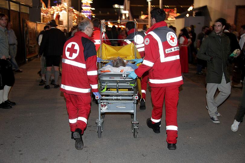 Wer nicht mehr selbst zum Rettungsdienst kommen kann, wird mit der Trage abgeholt.