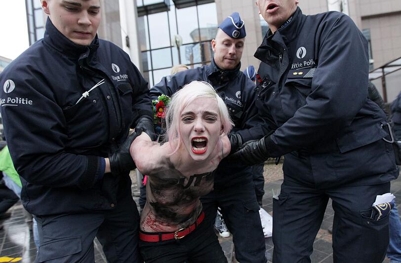 Gegen den  EU-Russland-Gipfel in Brüssel regt sich Widerstand. Vor dem Eintreffen von Putin demonstriert die Organisation FEMEN mit blanken Brüsten. Die Bilder der Demonstration, die von der Polizei aufgelöst werden muss.