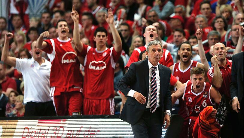 Die Bayern um Trainer Svetislav Pesic feiern. Die Bayern um Trainer Svetislav Pesic feiern.