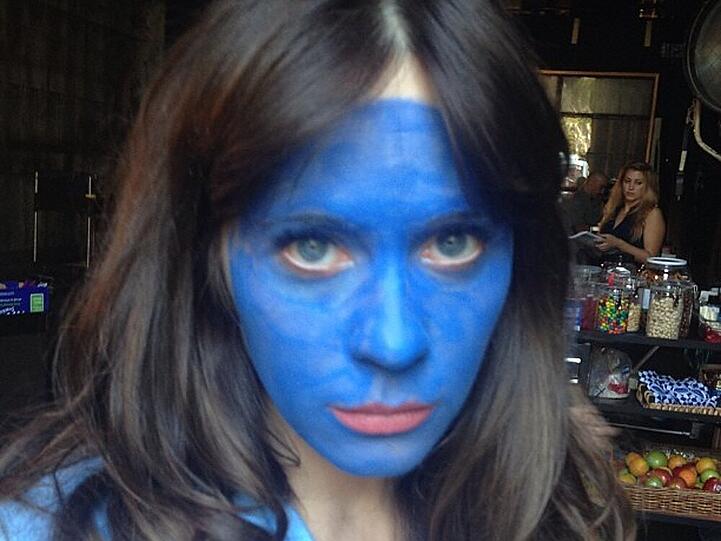 Zooey Deschanel während eines Drehs