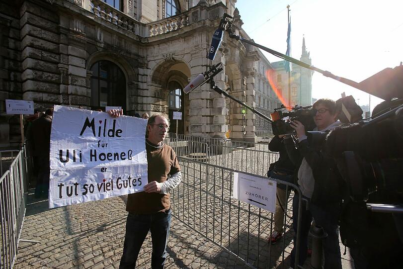 Ein paar Hoeneß-Fans bekunden dem Bayern-Boss ihre Anteilnahme vor dem Justizpalast.